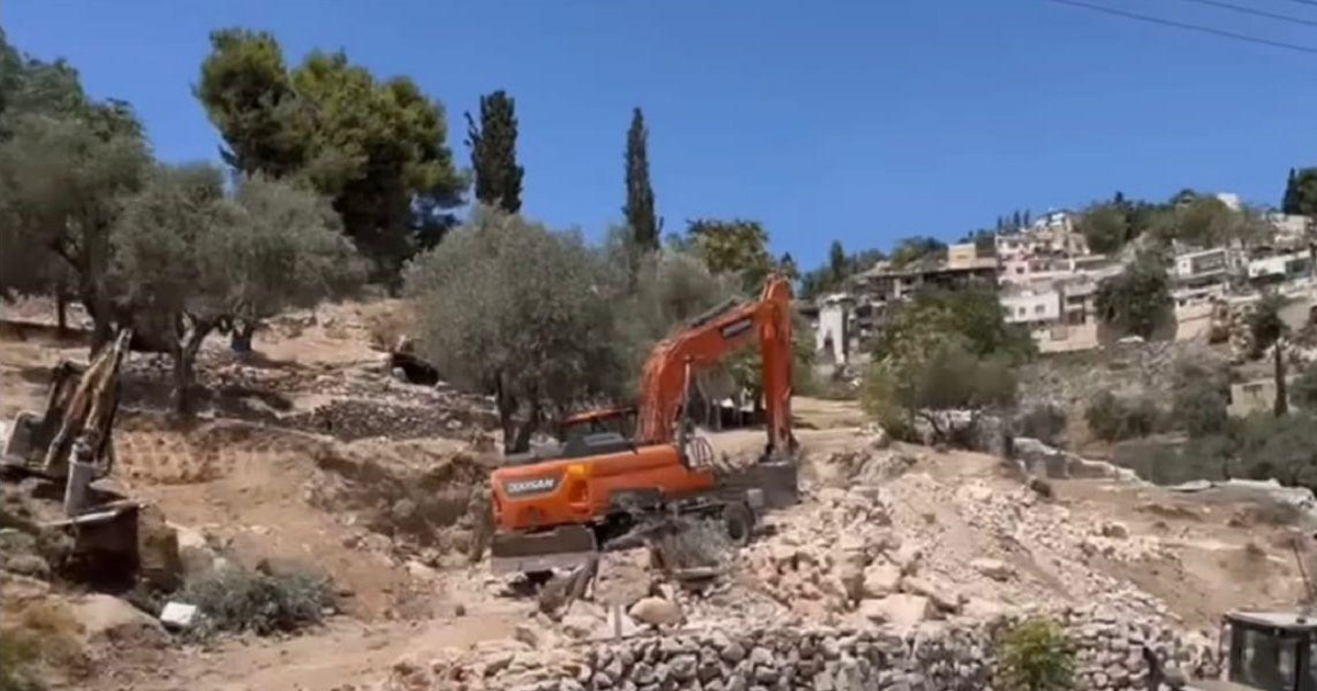 الاحتلال يضيق الخناق على بلدة سلوان ويصادر ممتلكات الكنيسة الأرثوذكسية .. ما الهدف من ذلك ؟ 